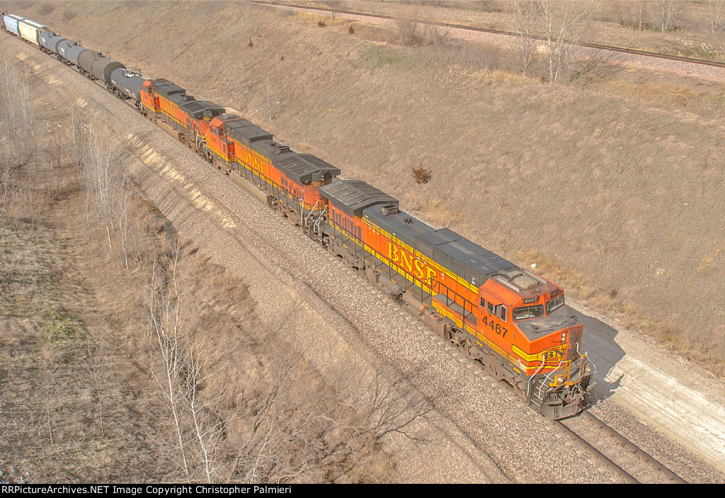 BNSF 4467 Leads M-LINTUL1-06
